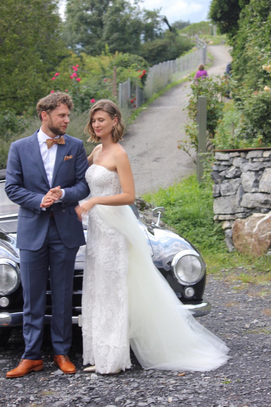 Brautpaar vor dem Auto in der Schweiz
