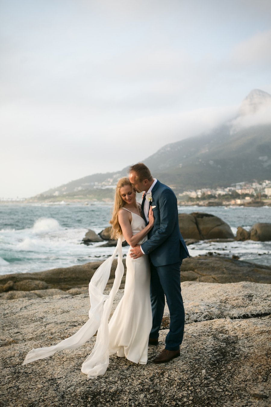 Leonie und Thomas am Meer in Südafrika Hochzeitskleid mit Schleife