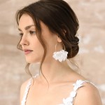 Seitenansicht eines Models, das Silk Hoop Ohrringe aus Gold mit weißen Seidenblüten trägt, eleganter Brautschmuck. thumbnail