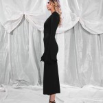 Seitenansicht eines Models in schwarzem, figurbetontem Midikleid mit langen Ärmeln, das die Silhouette betont. Eleganter, minimalistischer Look vor einem drapierten Hintergrund. thumbnail