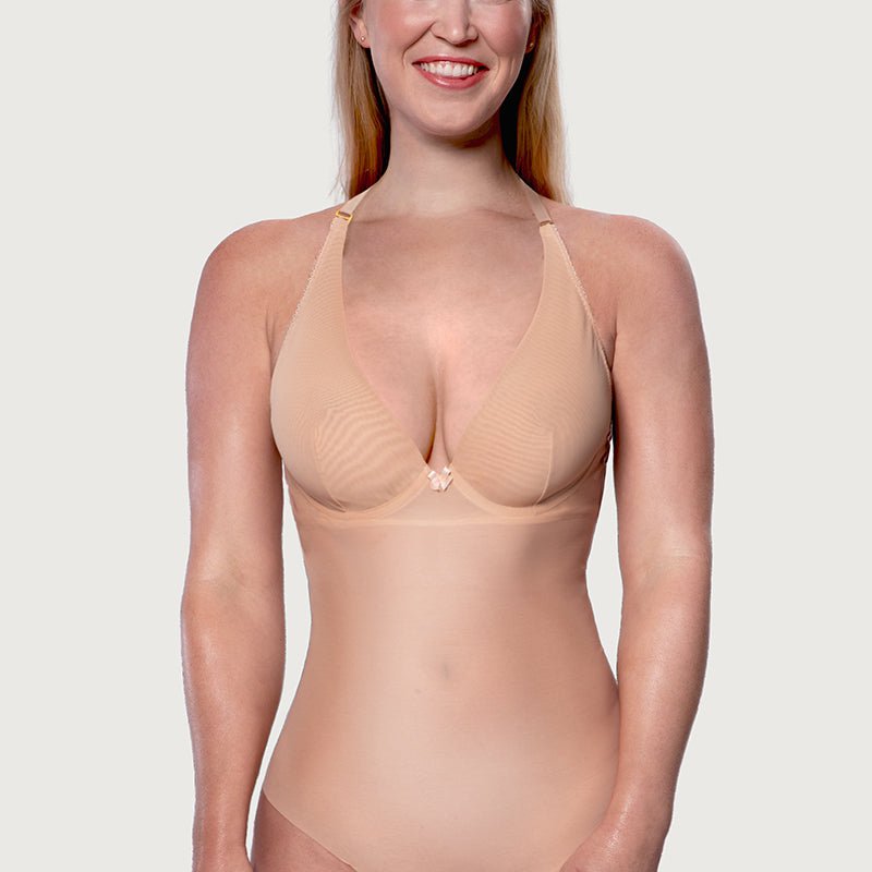 Vorderansicht eines nudefarbenen Bodys mit weichen Cups und halterlosem Ausschnitt, perfekt als formende Unterwäsche für Brautkleider.