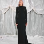 Schwarzes Maxikleid mit langer, fließender Schleppe und figurbetontem Schnitt in Meerjungfrauenform. Elegantes Abendkleid, das die Silhouette betont und zeitlose Eleganz mit einem Hauch Sinnlichkeit vereint. thumbnail