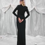 Rückansicht eines schwarzen Maxikleids mit langer, fließender Schleppe und figurbetontem Schnitt in Meerjungfrauenform. Elegantes Abendkleid, das die Silhouette stilvoll umschmeichelt. thumbnail