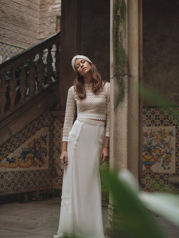 Elegantes Boho-Hochzeitskleid Zweiteiler Amari von Karolina Twardowska, mit tiefem V-Ausschnitt und langen, fließenden Ärmeln, romantisch und modern zugleich.