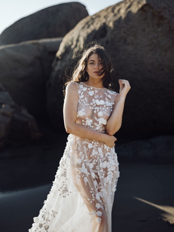 Naked Dress mit floralen Applikationen, das Eleganz und Sinnlichkeit vereint - Frontansicht vor natürlicher Kulisse.