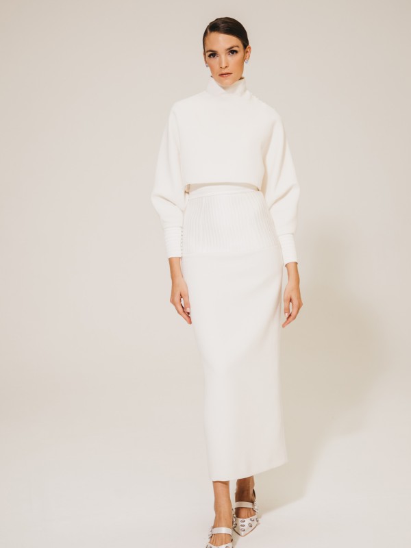 Eleganter Braut Zweiteiler bestehend aus Cropped-Bluse und Tubekleid in Weiß, perfekt für eine moderne Hochzeit. Der minimalistische Look dieses Hochzeitszweiteilers verleiht der Braut eine schlichte und gleichzeitig stilvolle Ausstrahlung.