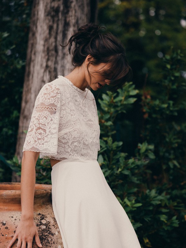 Braut-Zweiteiler mit Spitzenoberteil und schlichtem Rock, perfektes Outfit für eine stilvolle Hochzeit.