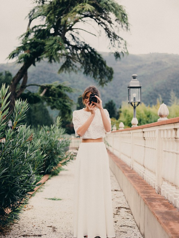 Eleganter Hochzeits-Zweiteiler mit langem Spitzenoberteil und schlichtem Rock, ideal für eine klassische Hochzeit mit einem Hauch von Vintage-Romantik.