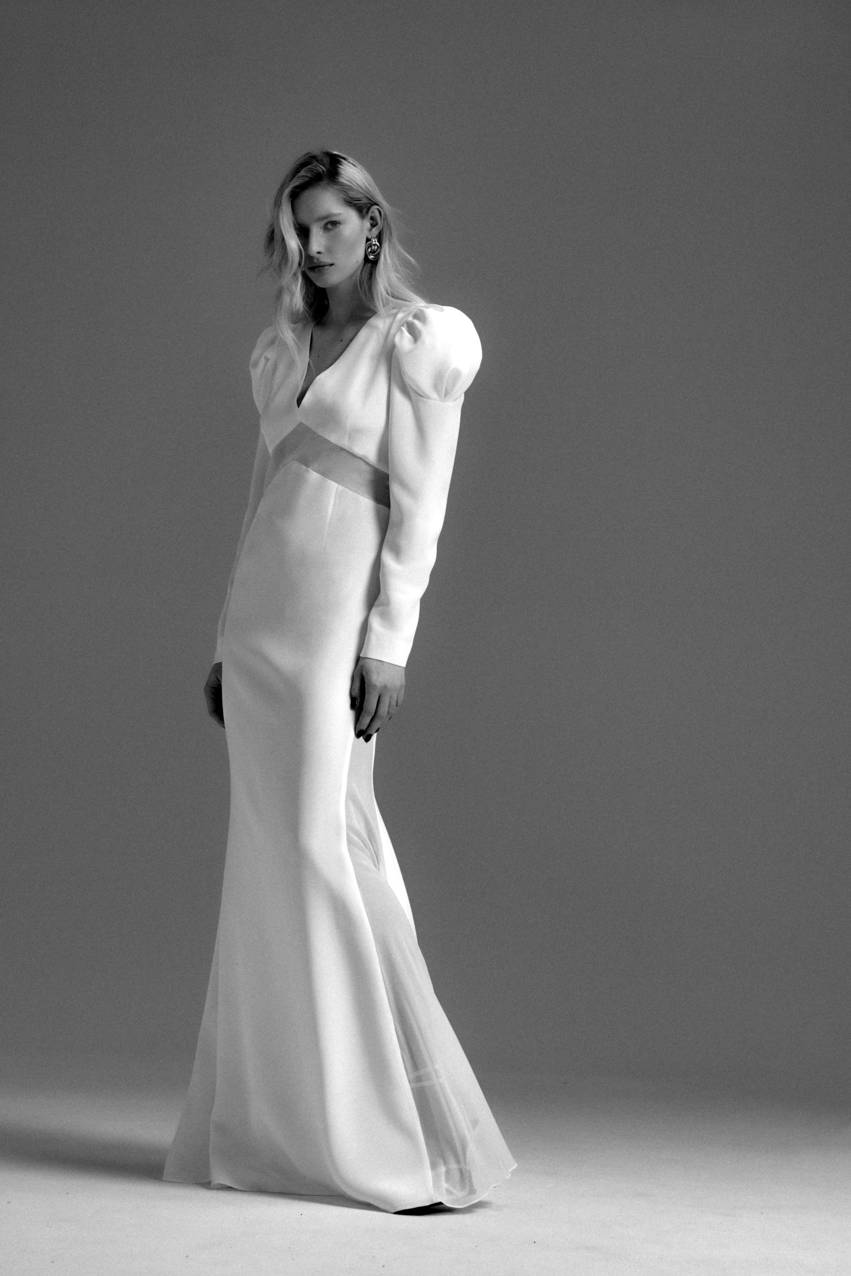 Brautkleid mit langen Ärmeln und eleganter Silhouette. Die zarten Details und der klassische Schnitt machen es ideal für Winterhochzeiten oder kirchliche Zeremonien.