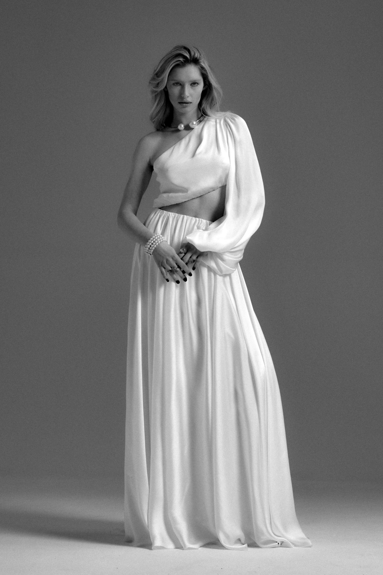 One-Shoulder-Brautkleid mit voluminösem, asymmetrischem Oberteil und fließendem Rock – ein moderner und dramatischer Look für stilbewusste Bräute.