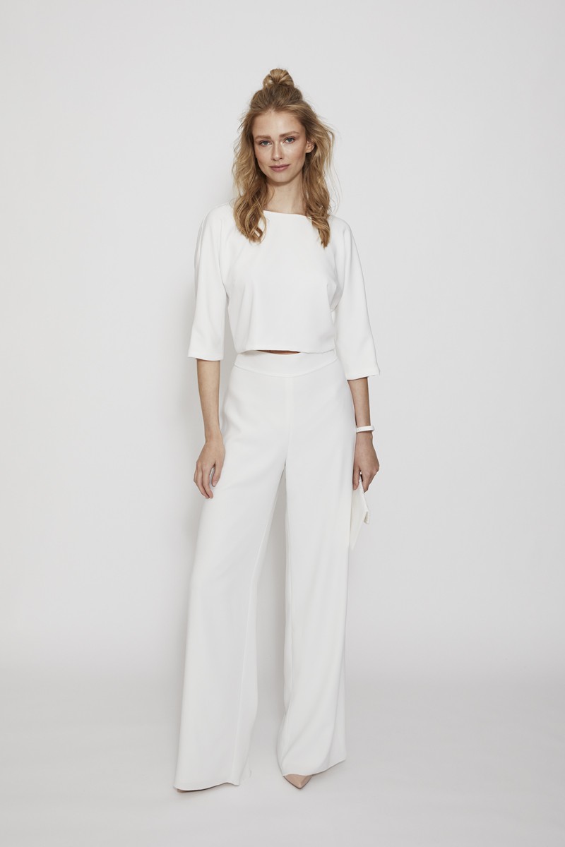 Minimalistisches zweiteiliges Brautoutfit mit weitem Hosenbein und lockerem Oberteil – ideal für eine lässige und dennoch elegante Hochzeit.