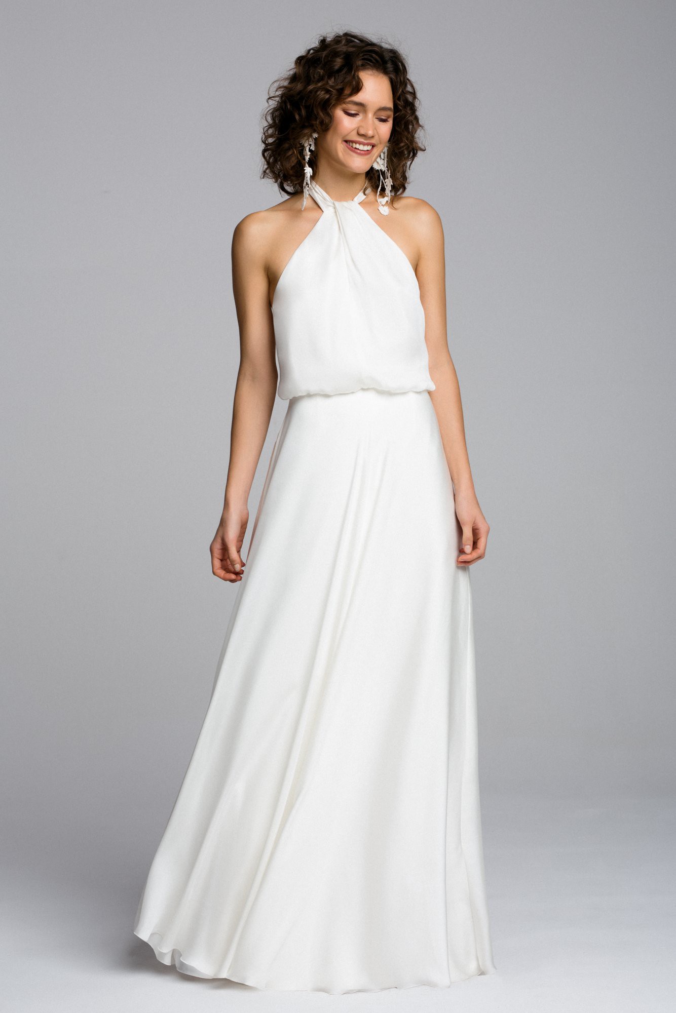 Schlichtes Neckholder-Brautkleid mit lockerem Oberteil und fließendem Rock – ein minimalistischer und luftiger Stil für die moderne Braut.