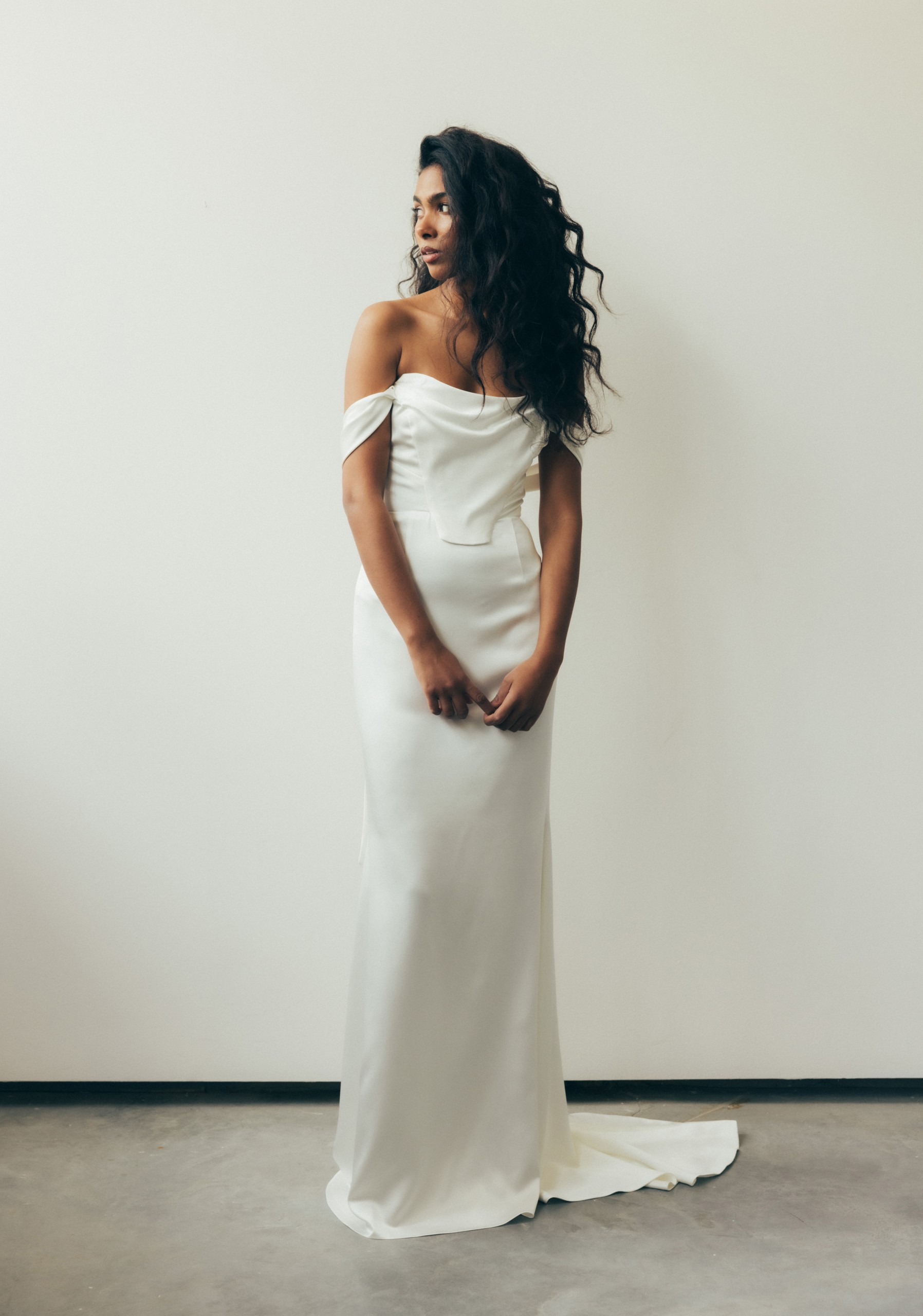 Schlichtes, bodenlanges Brautkleid mit herzförmigem Ausschnitt und eleganter Off-Shoulder-Passform. Perfekt für moderne Bräute, die zeitlose Eleganz und Minimalismus bevorzugen.